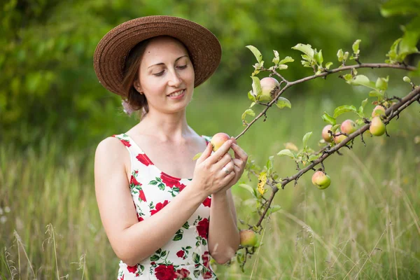 Красивая девушка стоит на яблоневом саду — стоковое фото
