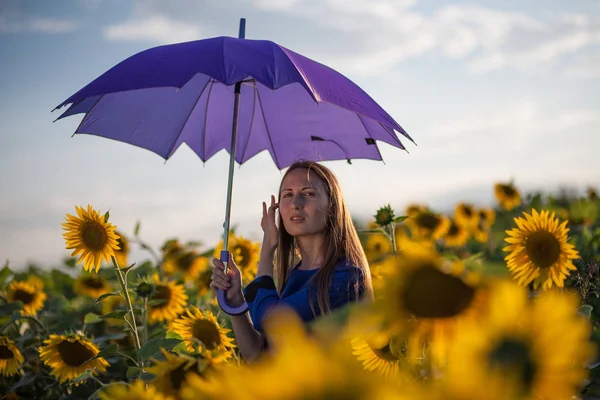 Belle femme avec parapluie bleu — Photo