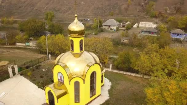 Antenn drönare sköt en liten gul kyrka — Stockvideo