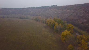 Güzel sunrisw kırsal alanda Nehri üzerinde. Sis küçük nehir üzerinde. Dağlar manzara.