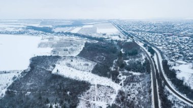 Kış hava görünümü üzerinde küçük bir köy. Kış manzarası. Moldova.