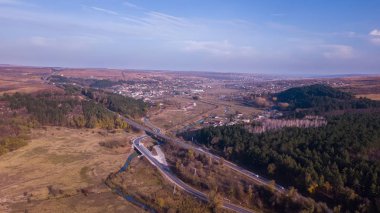 Otoyol geçiş köy ve orman hills Moldova hava görünümünü.