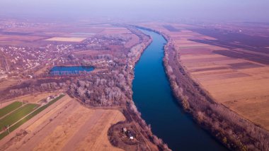 Sonbahar güneşli bir hava görünümünü Nehri. Dinyester Nehri, Moldova Cumhuriyeti.