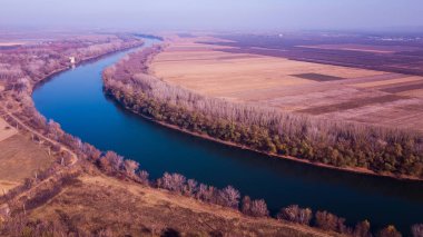 Sonbahar güneşli bir hava görünümünü Nehri. Dinyester Nehri, Moldova Cumhuriyeti.