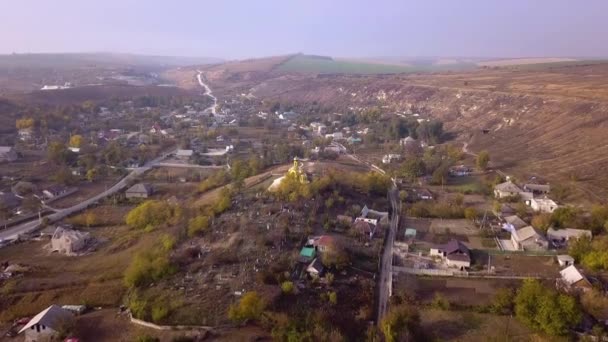 Kamera Uçuş Üzerinde Küçük Bir Köy Sonbahar Manzara Moldova Cumhuriyeti — Stok video