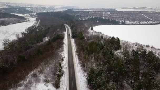 Drohnenaufnahme Der Straße Idyllischer Winterlandschaft Straße Läuft Aus Der Vogelperspektive — Stockvideo