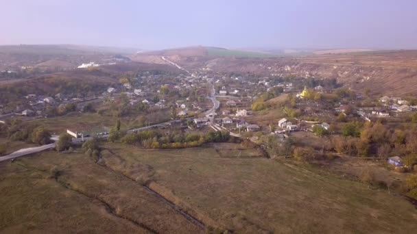 モルドバ共和国の正教会と小さな村の上のカメラの飛行 — ストック動画