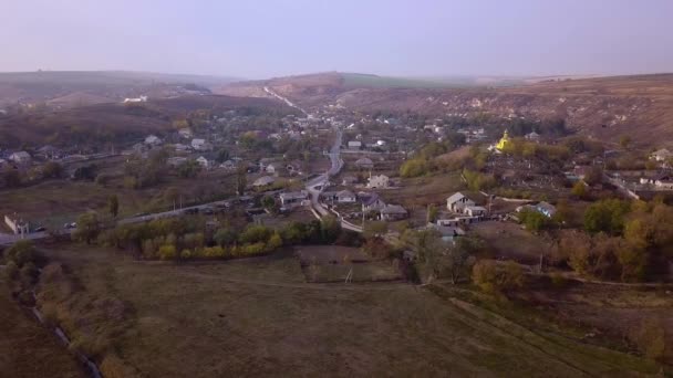 Penerbangan Kamera Atas Gereja Ortodoks Dan Desa Kecil Republik Moldova — Stok Video