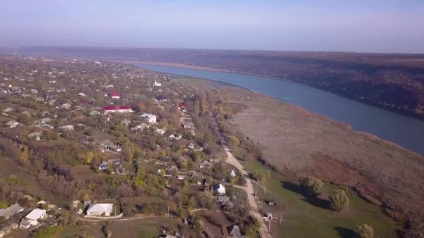 Vuelo Sobre Village River Volar Sobre Pueblo Río Otoño Pueblo — Vídeo de stock