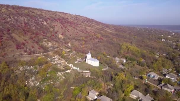 Voo Câmera Sobre Igreja Ortodoxa Pequena Aldeia República Moldávia — Vídeo de Stock