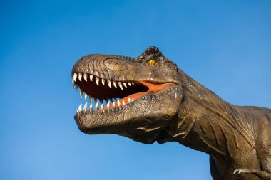 Dinozorlar Park. Bir dinazor doğa arka plan üzerinde. Oyuncak dinozor amusement park.