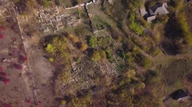 Kamera, Moldova Cumhuriyeti 'ndeki Ortodoks Kilisesi ve küçük bir köy üzerinde uçuyor..