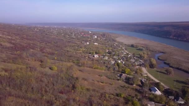 Vuelo Sobre Village River Volar Sobre Pueblo Río Otoño Pueblo — Vídeo de stock