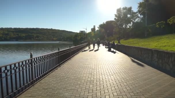 Niewyraźne Ludzi Chodzących Molo Słoneczny Dzień Steadicam Strzał — Wideo stockowe