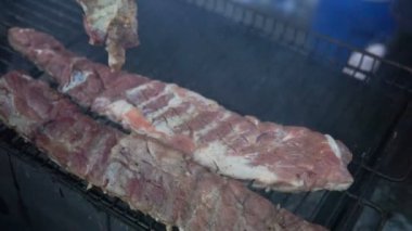 Barbekü bıldırcın kuş spinner üzerinde sıcak kömür ile yemek kapatın