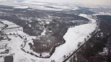 Uçuş Köyü ve doğa üzerine. Orman karla kaplı. Kırsal manzara. Uçuş kış manzara üzerinde