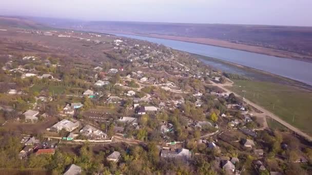 村と川の上を飛行します 村と秋に川を飛んでください モルダヴィア村 — ストック動画