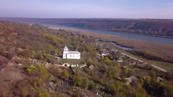 Volo Della Macchina Fotografica Sulla Chiesa Ortodossa Piccolo Villaggio Nella — Video Stock