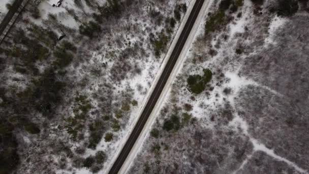 Vista Aérea Del Dron Carretera Idílico Paisaje Invierno Calle Corriendo — Vídeos de Stock