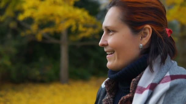 Retrato Una Hermosa Mujer Blanca Parque Otoño — Vídeos de Stock