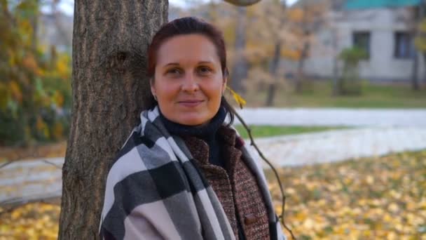 Retrato Una Hermosa Mujer Blanca Parque Otoño — Vídeos de Stock