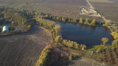 Küçük bir göl üzerinde uçuş. Sonbahar manzara
