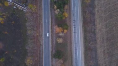 Otoyol, otoyol trafik - kamyon ve araba yolda havadan çekim