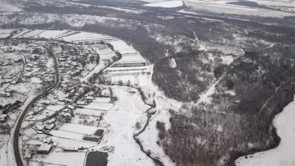 自然と村以上のフライト 雪に覆われた森 農村の風景です 冬の風景以上のフライト — ストック動画