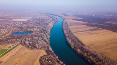 Sonbahar güneşli bir hava görünümünü Nehri. Dinyester Nehri, Moldova Cumhuriyeti.