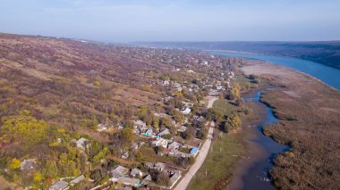 Köy ve sonbahar nehre havadan görünümü Köyü ve River.Flying üzerinde. Moldova Köyü