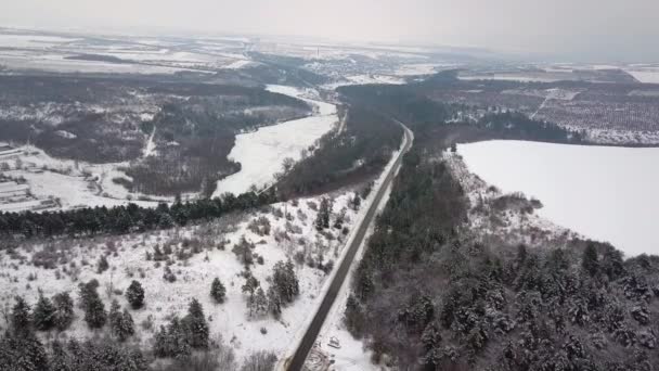 Flygdrönare Syn Vägen Idylliska Vinterlandskapet Gata Som Rinner Genom Naturen — Stockvideo