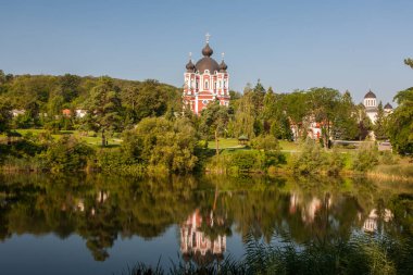 Göl Kurki Manastırı, Moldova ile manzara.