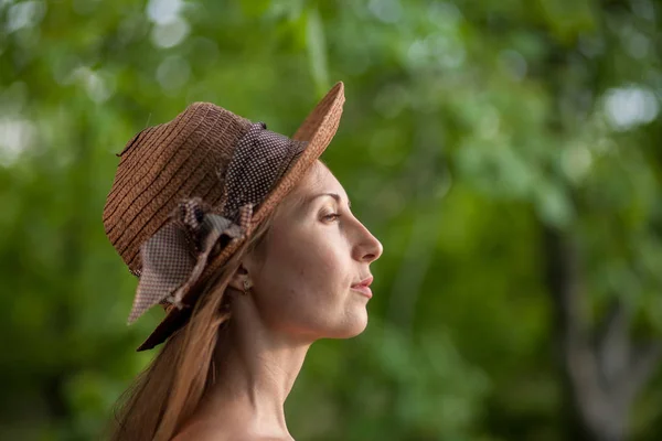 Porträtt Vacker Elegant Kvinna Ljus Vit Klänning Och Hatt Står — Stockfoto