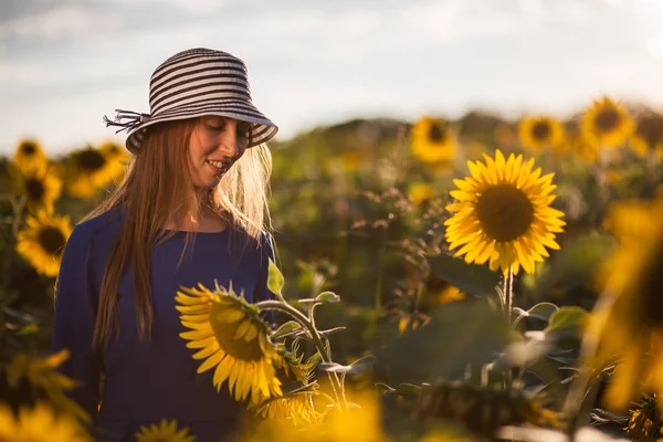 Menina Vestido Azul Deixa Com Chapéu Campo Girassóis Pôr Sol — Fotografia de Stock