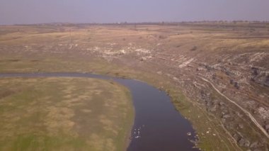 Güneş yansımaları ile nehir üzerinde güzel uçuş.