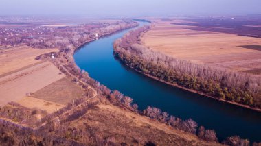 Sonbahar güneşli bir hava görünümünü Nehri. Dinyester Nehri, Moldova Cumhuriyeti.