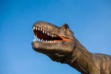 Dinozorlar Park. Bir dinazor doğa arka plan üzerinde. Oyuncak dinozor amusement park.