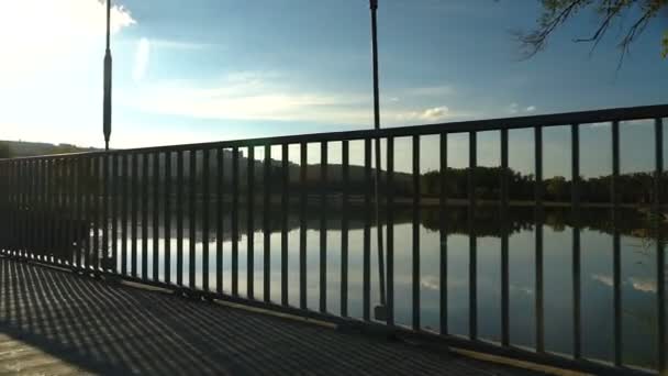 Telecamera Attraversa Ponte Lago Calmo Steadicam Shot — Video Stock