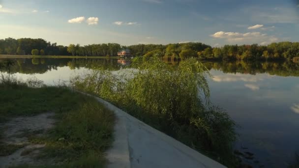 Caméra Dirigeant Vers Lac Rayons Soleil Venant Travers Les Arbres — Video