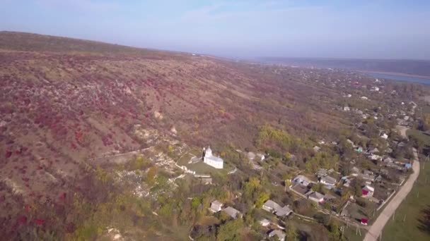 Volo Della Macchina Fotografica Sulla Chiesa Ortodossa Piccolo Villaggio Nella — Video Stock