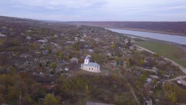 Flygning Kameran Över Den Ortodoxa Kyrkan Och Lilla Byn Moldavien — Stockvideo