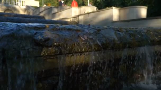 Close Van Water Streams Abstracte Achtergrond Van Fontein — Stockvideo