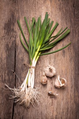 Genç ve eski ahşap bir masa üzerinde eski sarımsak. Rustik tarzı.