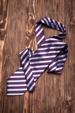 Adam ahşap masa üzerinde için şık kravat.