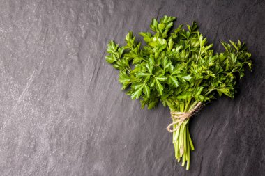 Demet izole metin için yer siyah bir zemin üzerine maydanoz