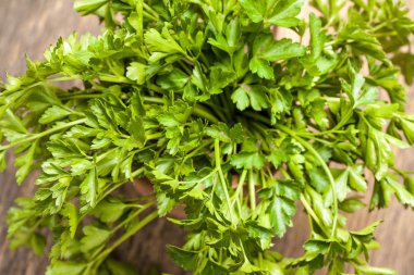 Demet maydanoz kase rustik ahşap masa üzerinde. Taze sebze.