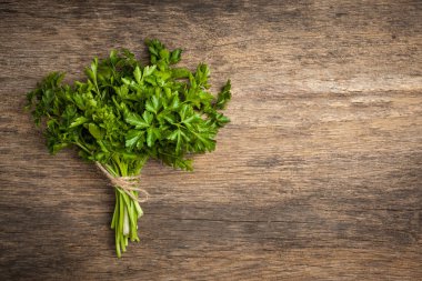 Demet maydanoz ile spase rustik ahşap masa üzerinde metin için