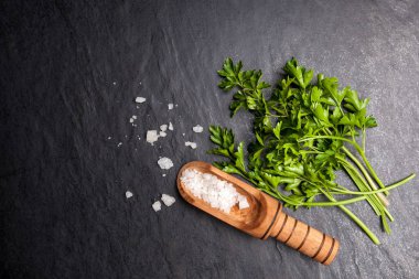 Tuz ve maydanoz siyah grafit gemide.