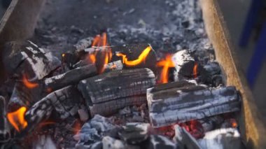 Yangın ve parlak kömürleri yanan. Arka plan ateş