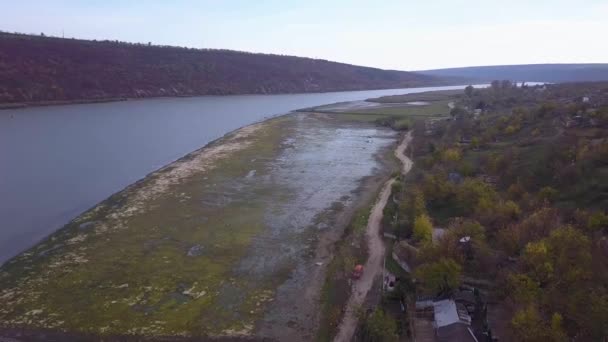 Köy Nehir Üzerinde Uçmak Sonbaharda Köyün Nehrin Üzerinde Uçmak Moldova — Stok video